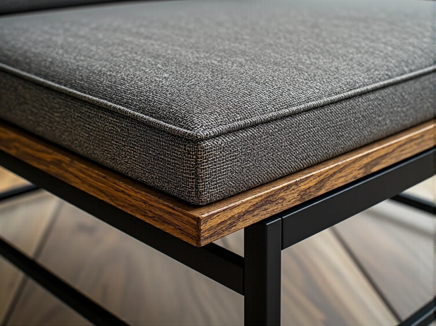 Biurko industrialne z drewnianym blatem i metalowym stelażem w nowoczesnym biurze domowym