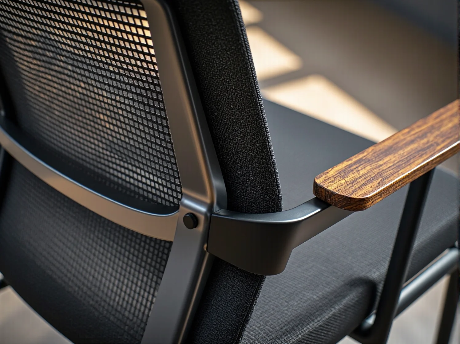 Prawidłowa postawa na krześle ergonomicznym z podparciem lędźwiowym.