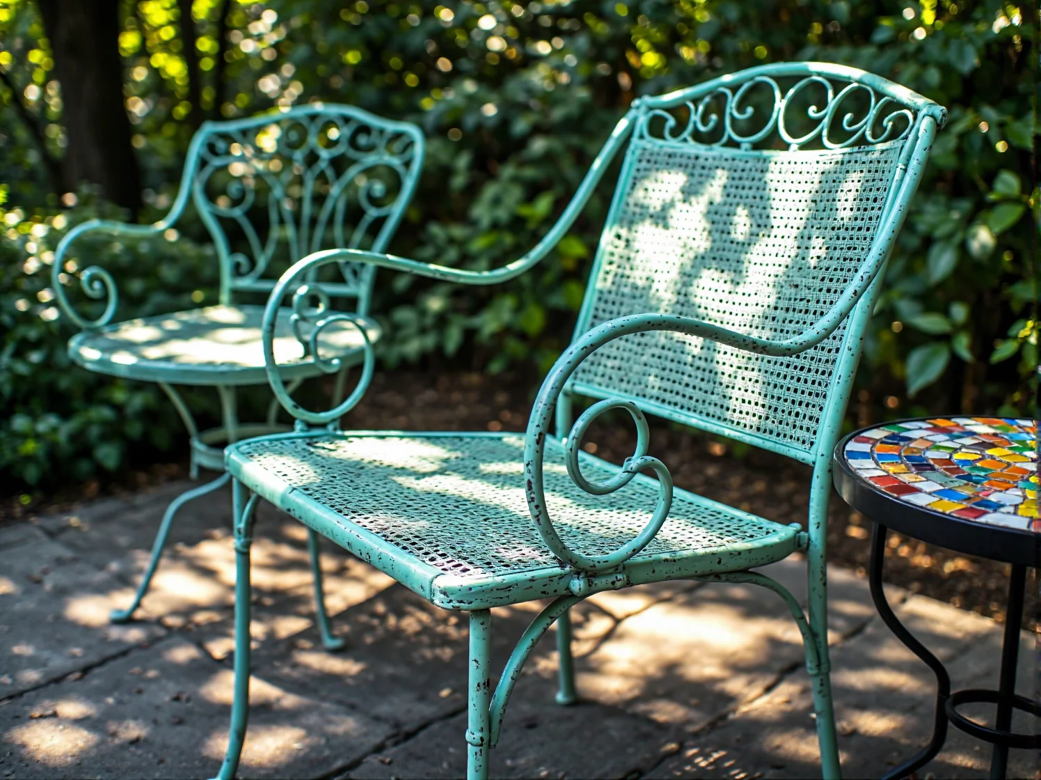 Klasyczny fotel ogrodowy pleciony z wikliny na przytulnym balkonie