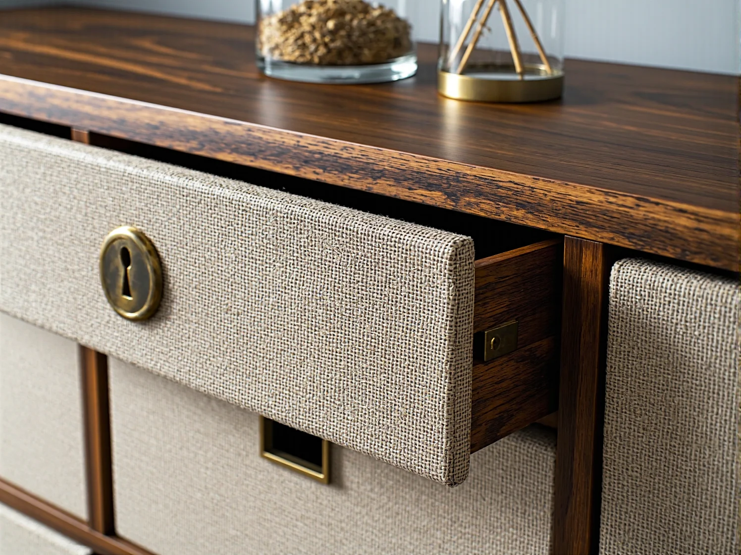 Komoda w stylu mid-century modern na drewnianych nóżkach