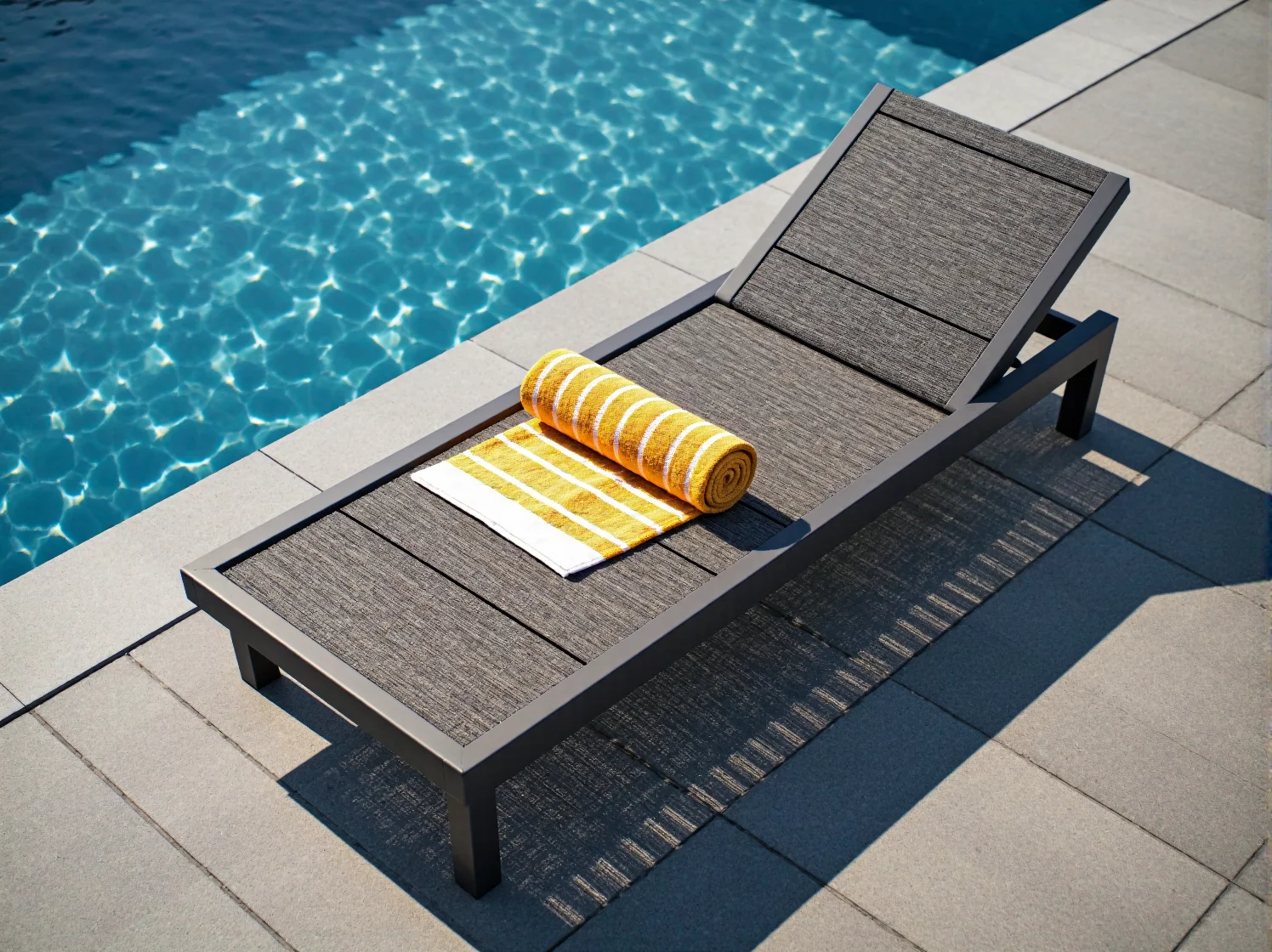 Stylowe leżaki z przetworzonego plastiku idealne do nowoczesnego ogrodu.