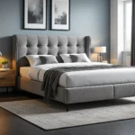 Szare łóżko kontynentalne tapicerowane z pikowanym zagłówkiem uszakiem