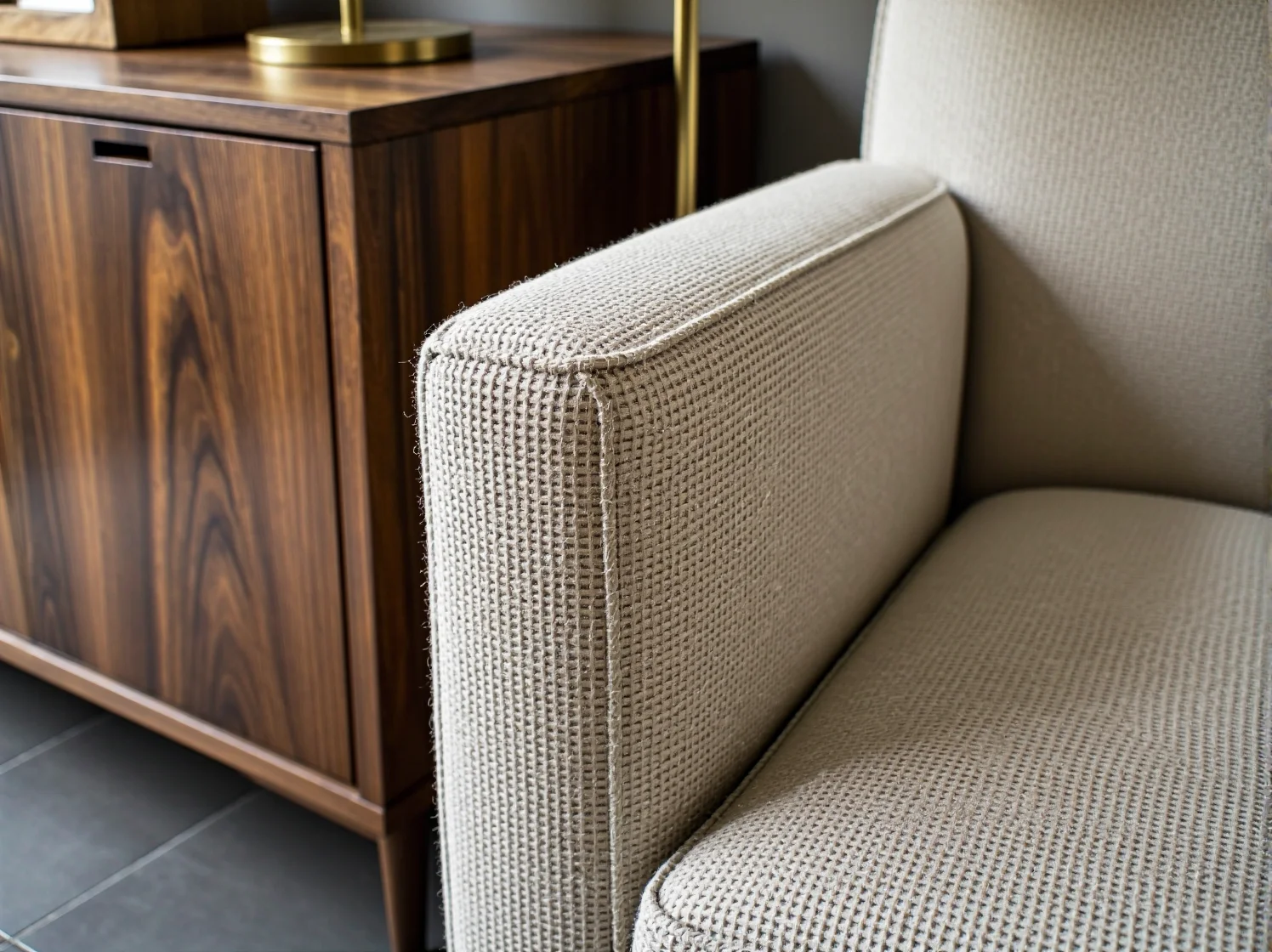 Kompaktowa sofa i wielofunkcyjny stolik w małym mieszkaniu