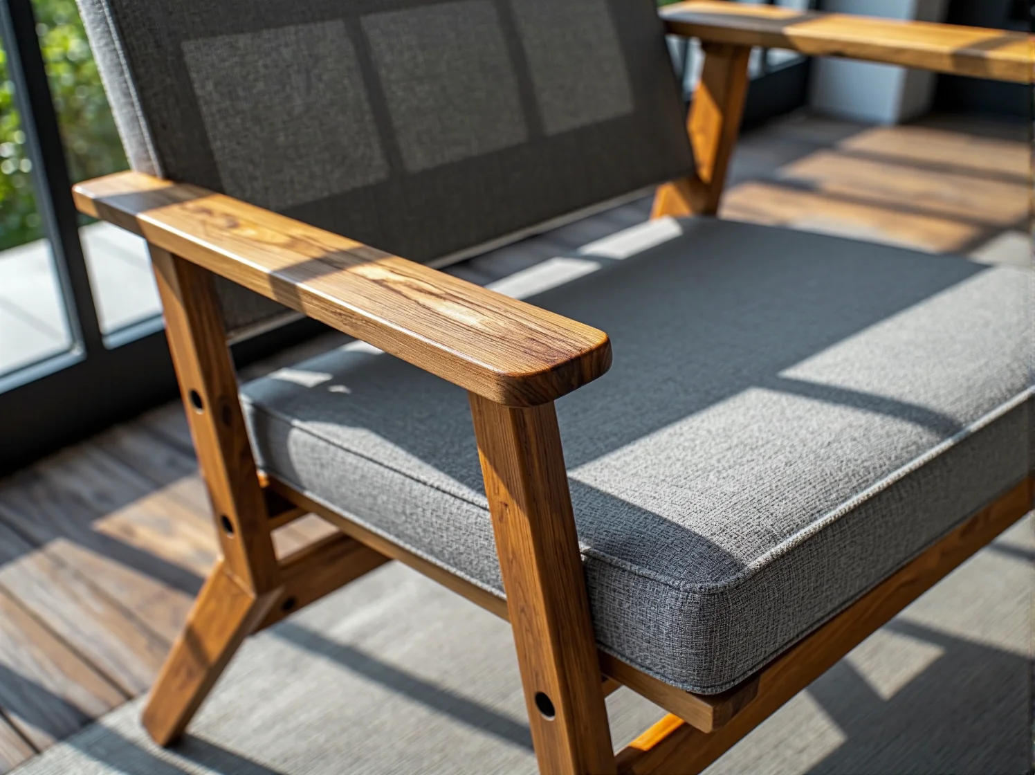 Metalowe krzesło składane w nowoczesnym stylu na wąskim balkonie w bloku