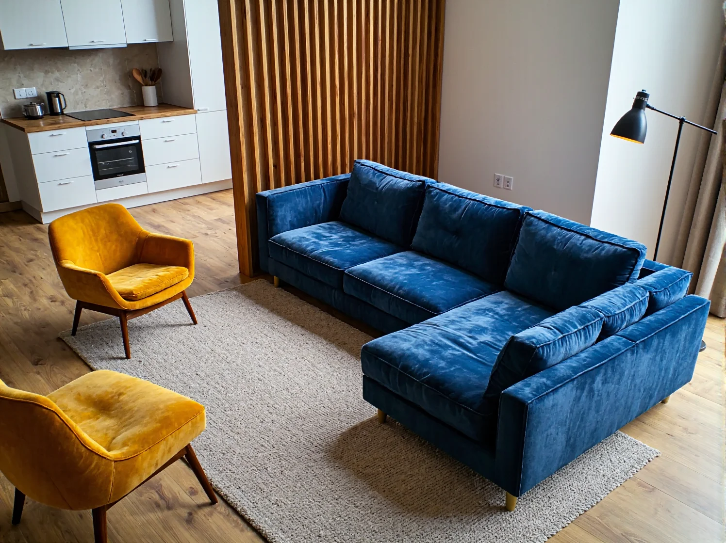 Modułowa sofa narożna w szarym kolorze, dopasowana do małego pokoju dziennego.