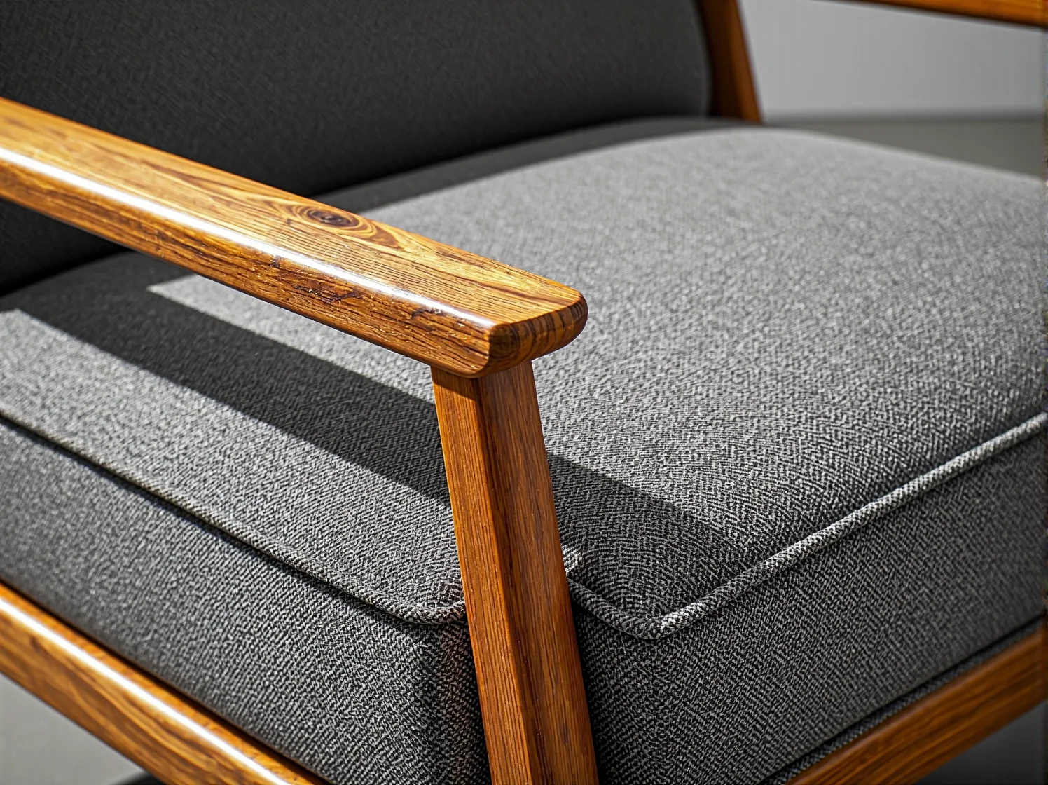 Narzędzia tapicerskie i demontaż starego materiału z ramy fotela