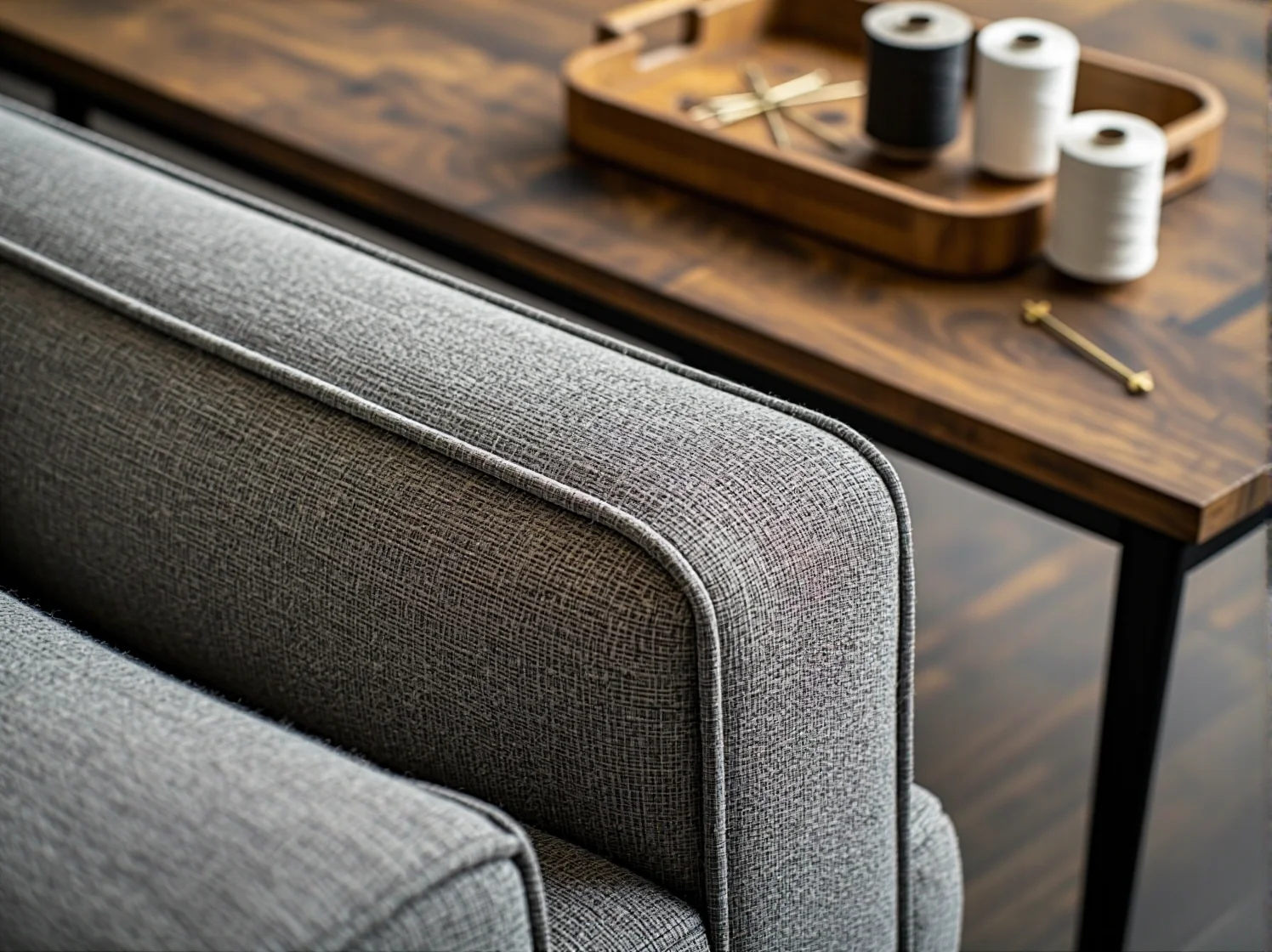 Odnowiony fotel uszak z nową, welurową tapicerką w jasnym salonie