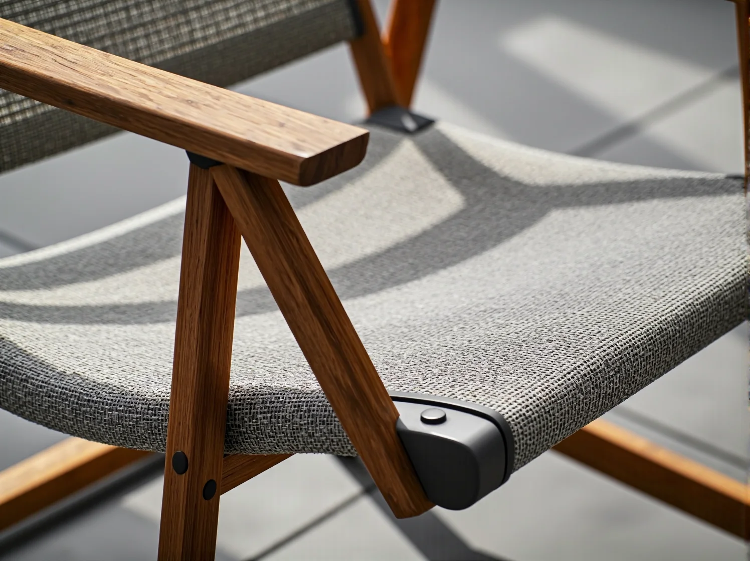 Złożone krzesła balkonowe zajmujące mało miejsca przy ścianie