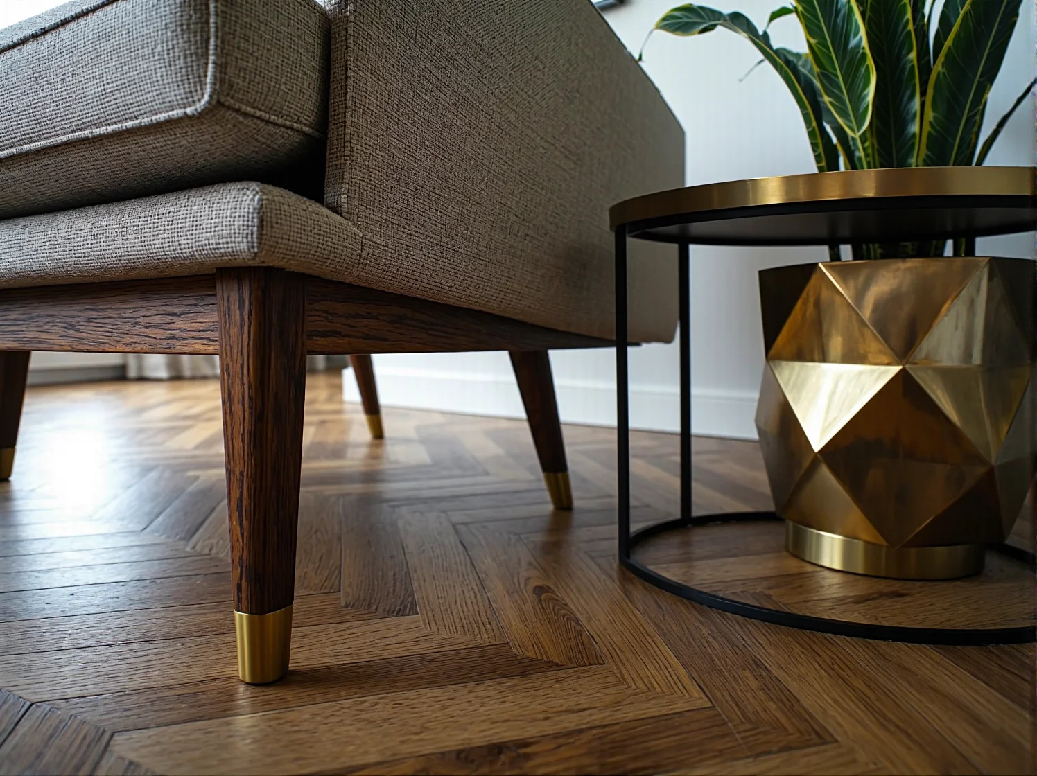 Stylowe oświetlenie i stolik kawowy ze szkła i mosiądzu w salonie urządzonym w stylu art deco.