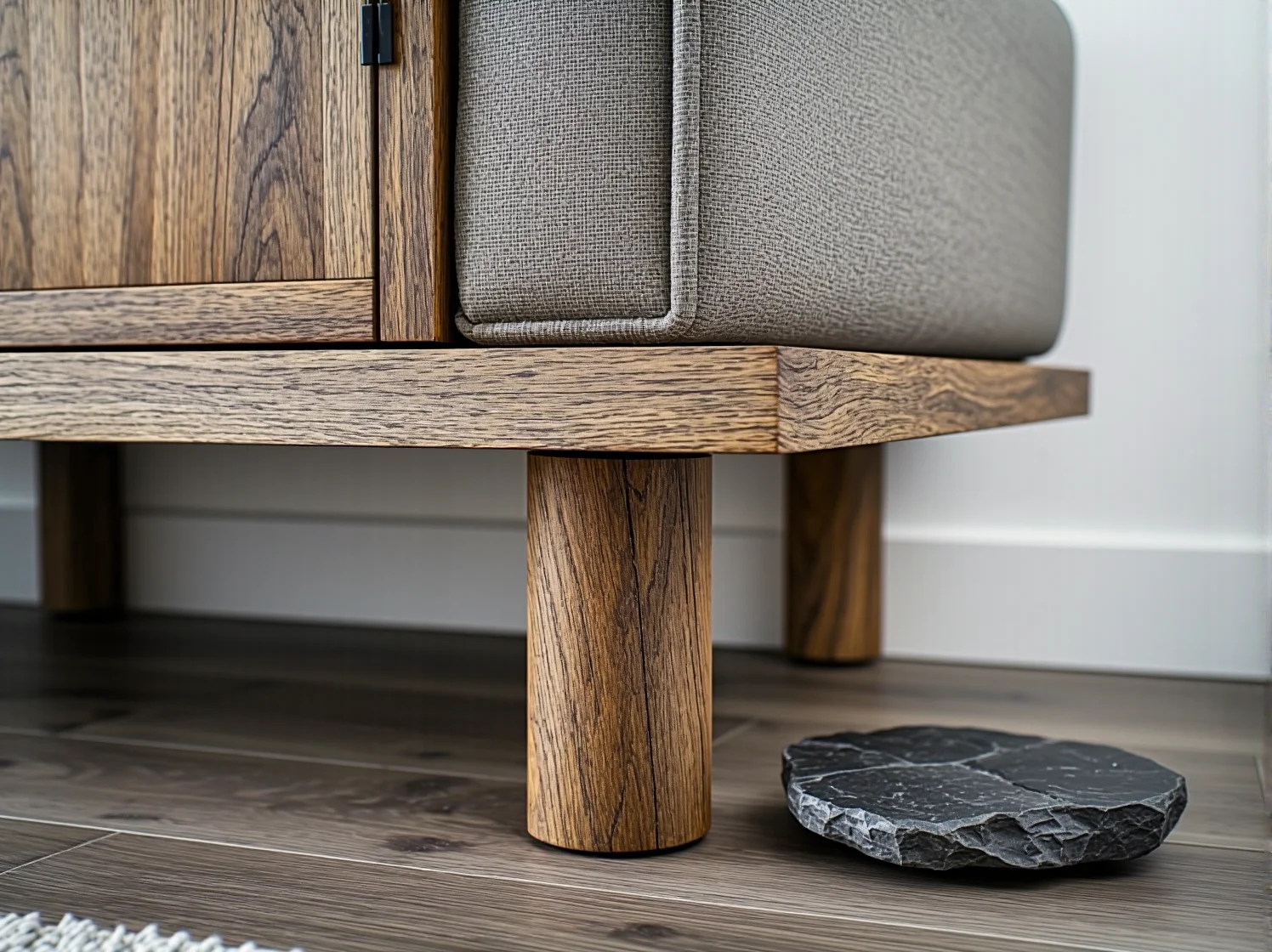 Stylizacja komody japandi z ceramiką i roślinami w harmonijnej aranżacji