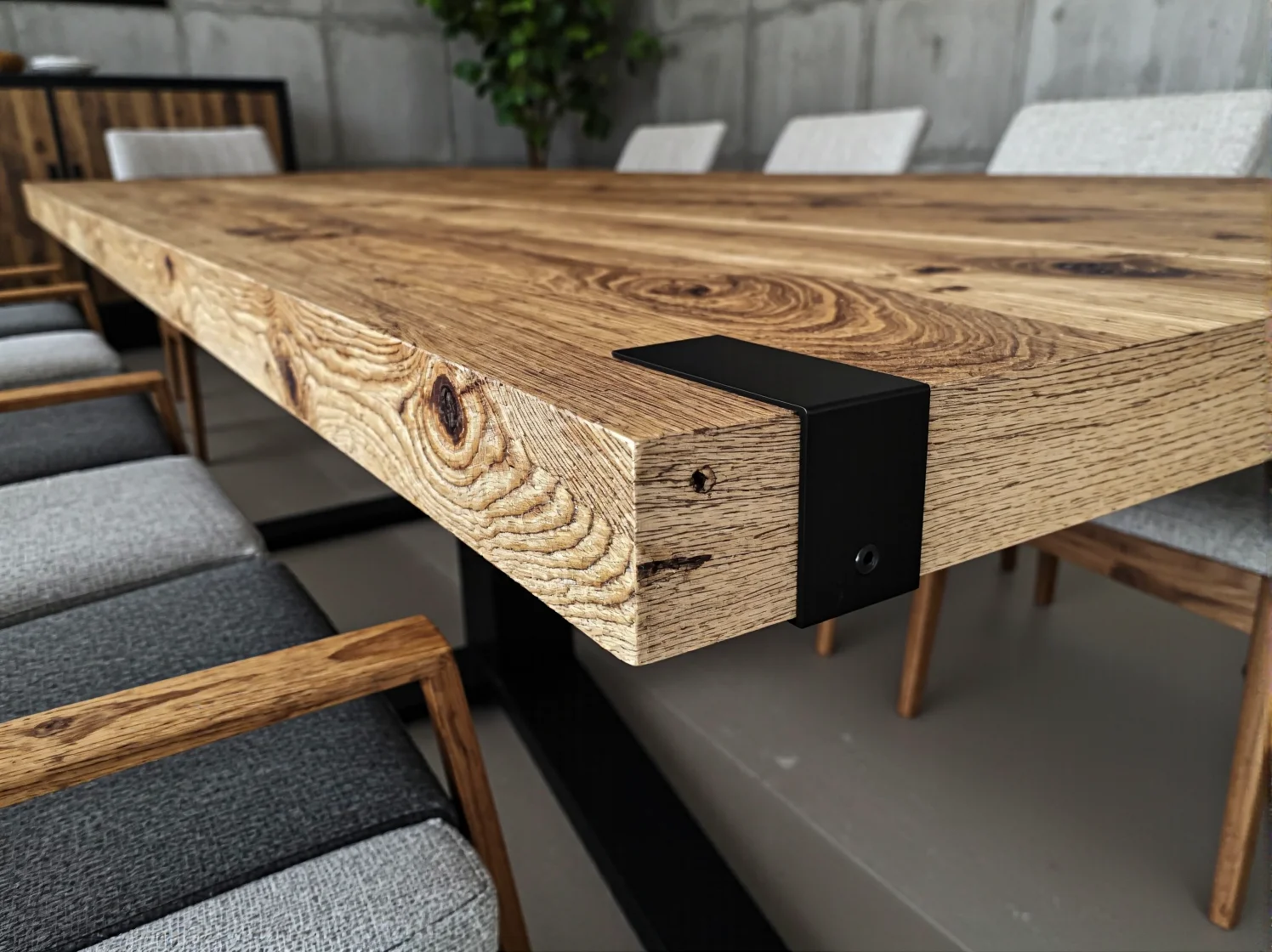 Szlifowanie drewnianego blatu starego stołu papierem ściernym przed renowacją