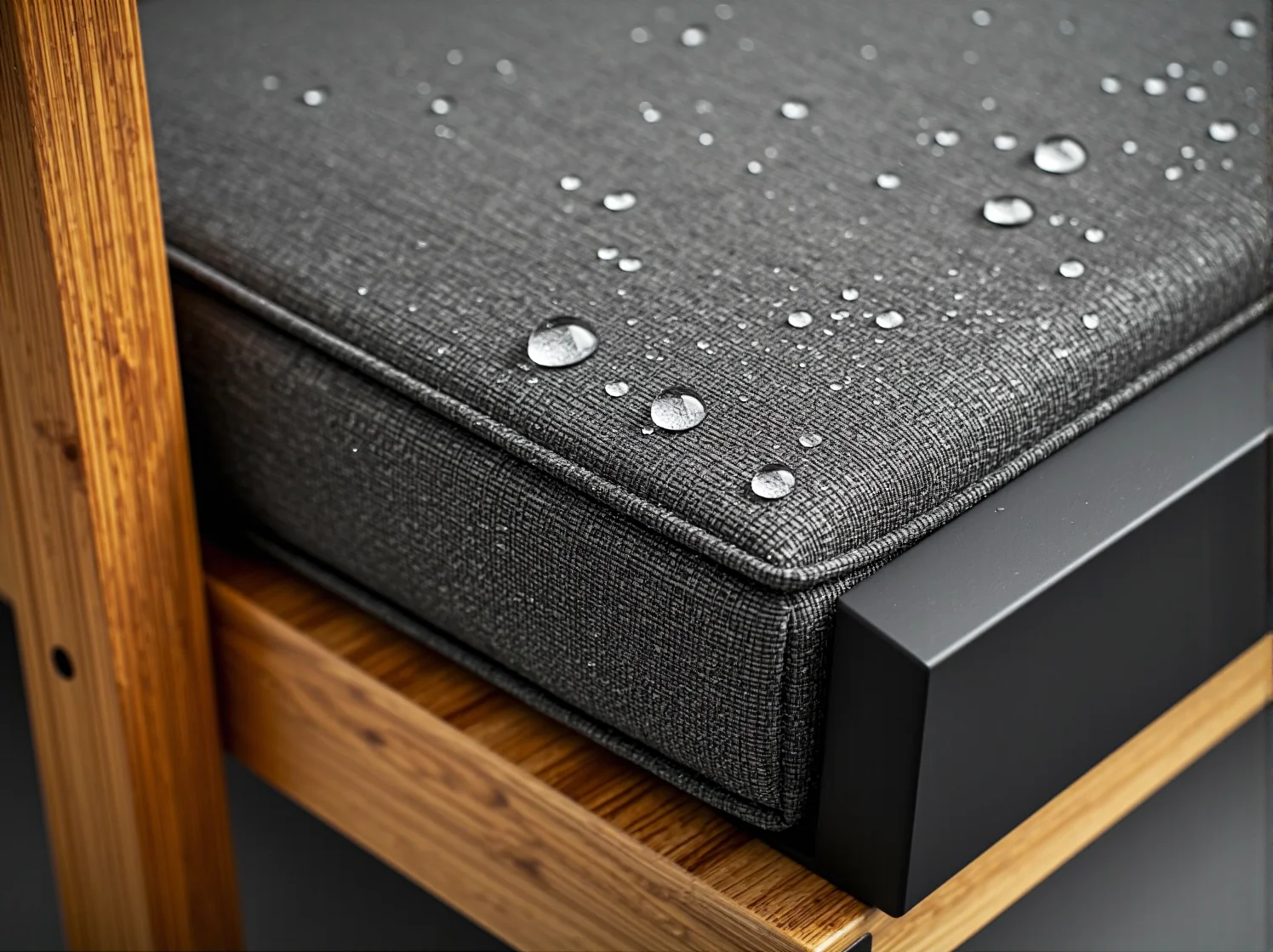 Krople wody na tkaninie hydrofobowej sofy ogrodowej, odpornej na wilgoć