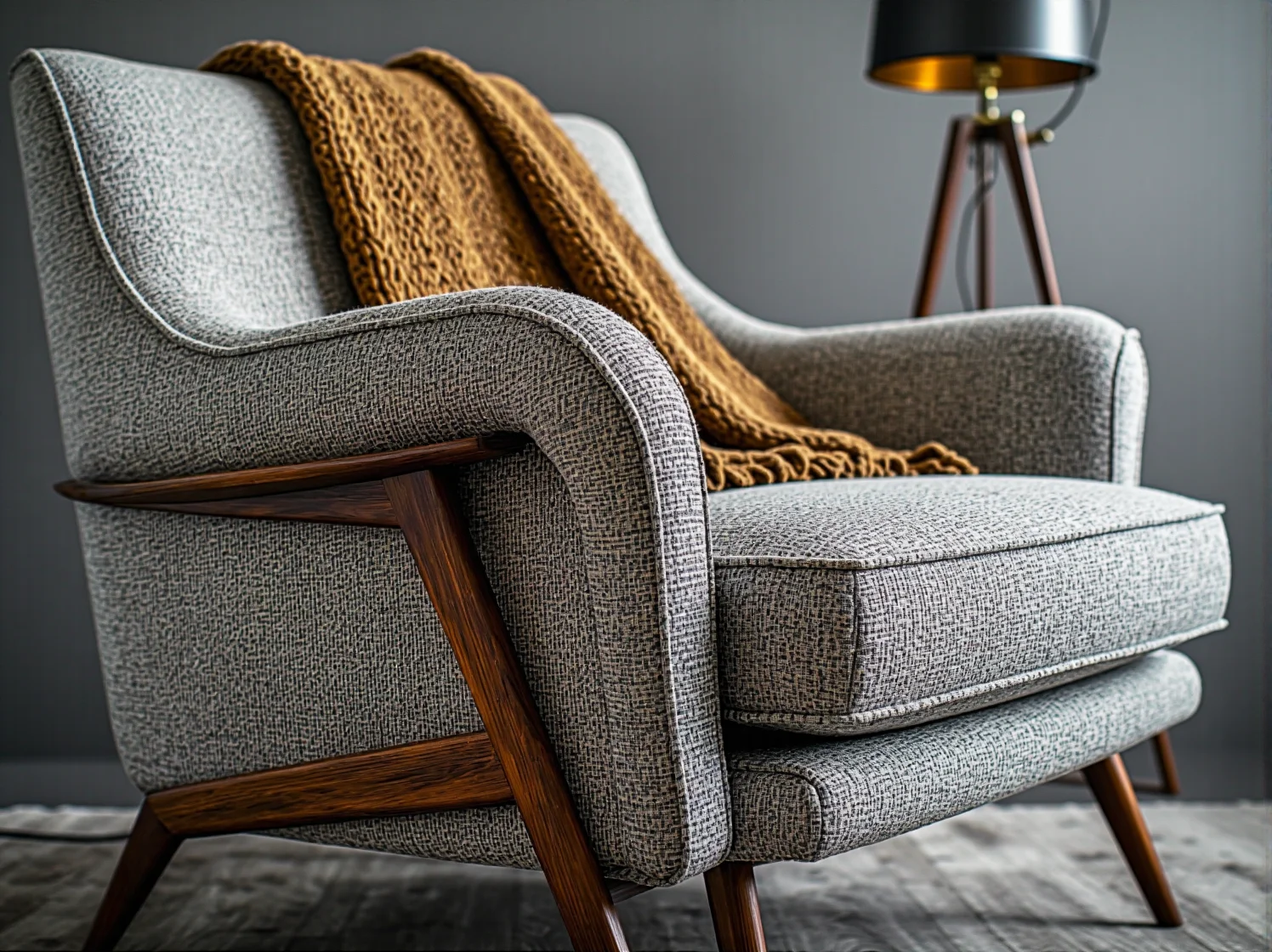 Fotel vintage obity zielonym welurem na chromowanych nóżkach