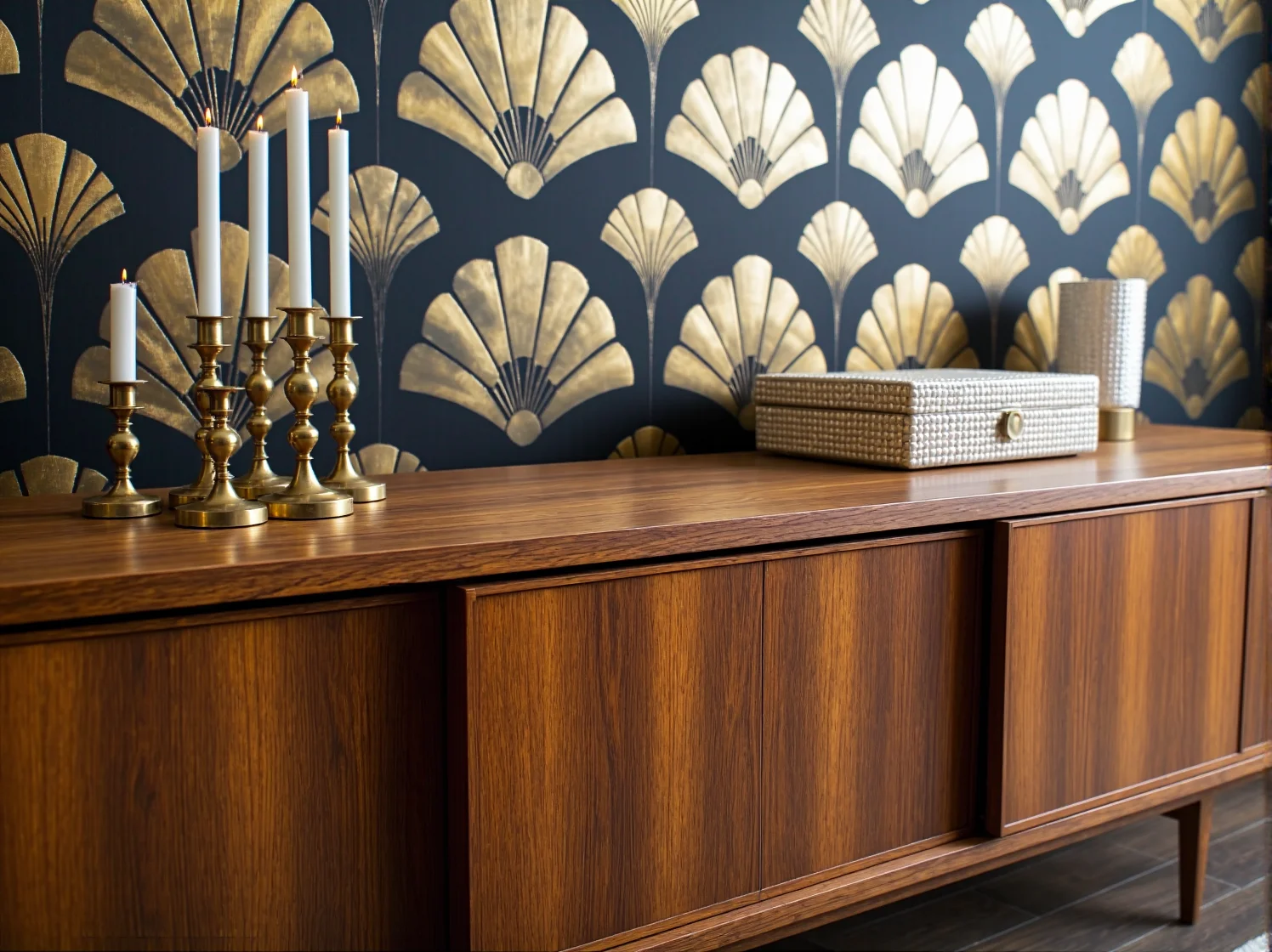 Złote oświetlenie i lustra w eklektycznym wnętrzu z elementami retro